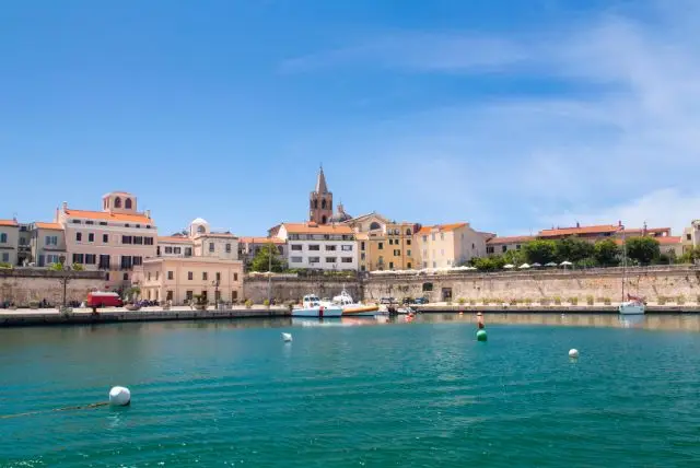 נמל התעופה אלגרו סרדיניה - לנחות או להמריא בשדה התעופה Alghero Sardinia (AHO)