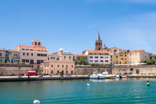 איך מגיעים לסרדיניה מרומא - כל הדרכים טיסה או מעבורת מרומא לסרדיניה