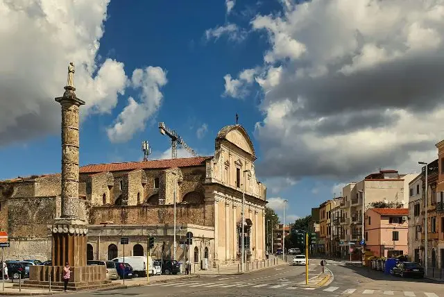 האי סרדיניה מורכב מ-4 פרובינציות - סאסארי בצפון, נואורו וגם אוריסטנו במרכז, בדרום סוד סרדיניה