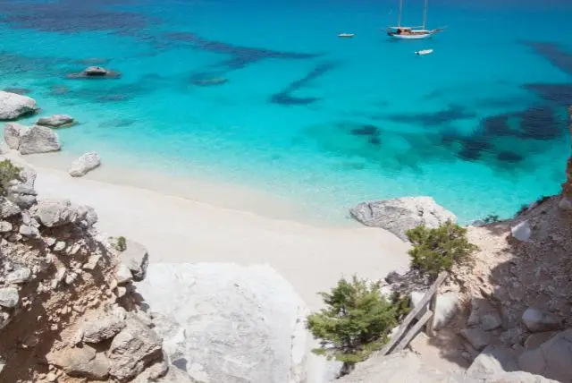 האי סרדיניה מורכב מ-4 פרובינציות - סאסארי בצפון, נואורו וגם אוריסטנו במרכז, בדרום סוד סרדיניה