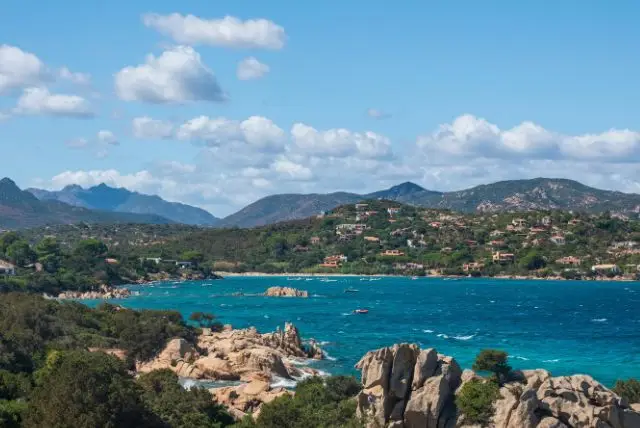 האי סרדיניה מורכב מ-4 פרובינציות - סאסארי בצפון, נואורו וגם אוריסטנו במרכז, בדרום סוד סרדיניה