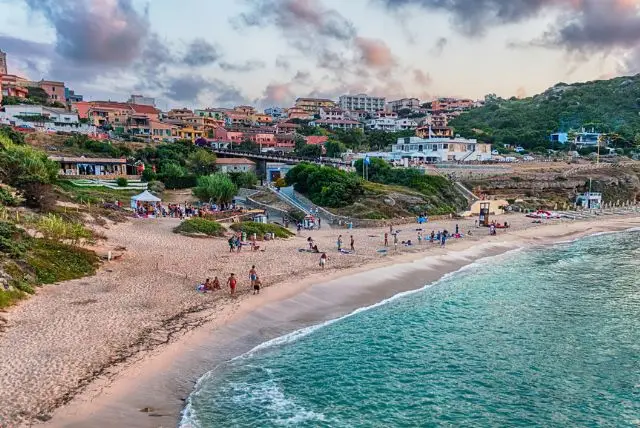 חוף Rena Bianca בעיירה סנטה תרזה גאלורה (Santa Teresa Gallura)