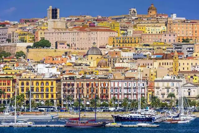 איך מגיעים מנמל התעופה בקליארי למלון במרכז העיר? credit to getyourguide.com