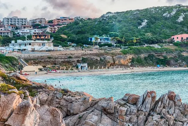 חוף Rena Bianca בעיירה סנטה תרזה גאלורה (Santa Teresa Gallura)
