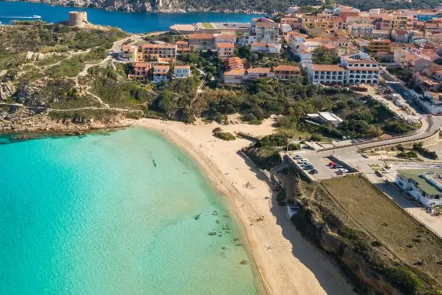 חוף Rena Bianca בעיירה סנטה תרזה גאלורה (Santa Teresa Gallura)