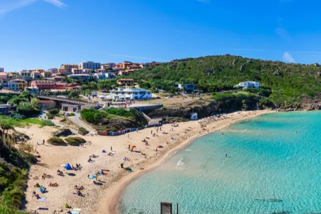 חוף Rena Bianca בעיירה סנטה תרזה גאלורה (Santa Teresa Gallura)