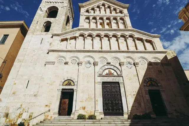 הקתדרלה של קליארי - Cattedrale di Santa Maria Assunta e Santa Cecilia הנקראת הדאומו של קליארי