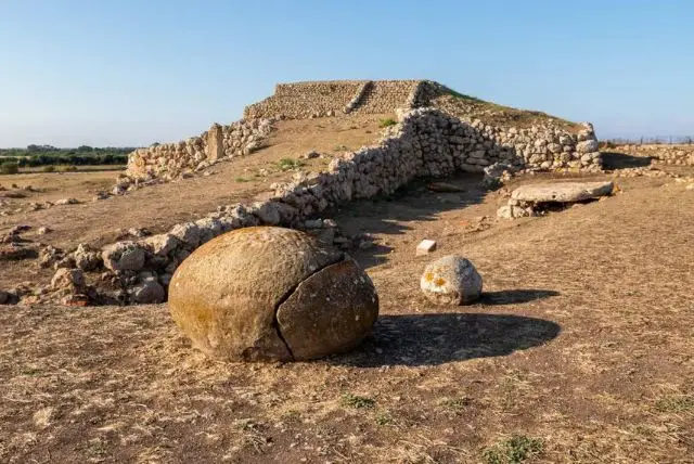 מונטה ד'אקודי (Monte d’Accodi) בסאסארי - אתר ארכיאולוגי שאסור לפספס מהתקופה הפרה-נוראגית credit to getyourguide.com