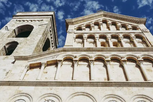 הקתדרלה של קליארי - Cattedrale di Santa Maria Assunta e Santa Cecilia הנקראת הדאומו של קליארי