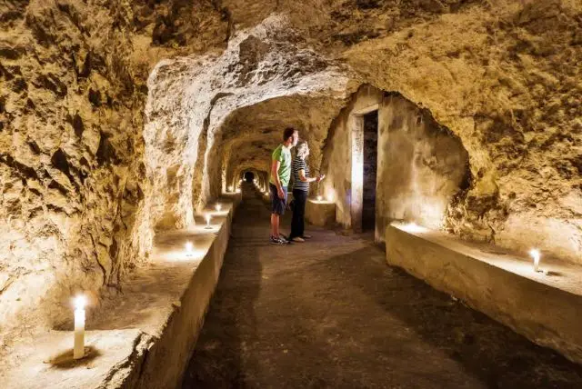 האמפתיאטרון הרומאי בקליארי (Anfiteatro Romano di Cagliari) credit to getyourguide.com