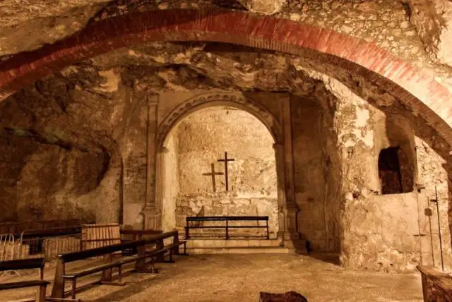 האמפתיאטרון הרומאי בקליארי (Anfiteatro Romano di Cagliari) credit to getyourguide.com