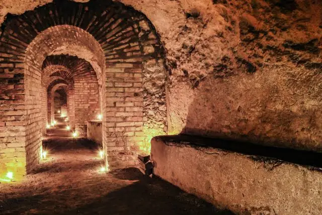 האמפתיאטרון הרומאי בקליארי (Anfiteatro Romano di Cagliari) credit to getyourguide.com