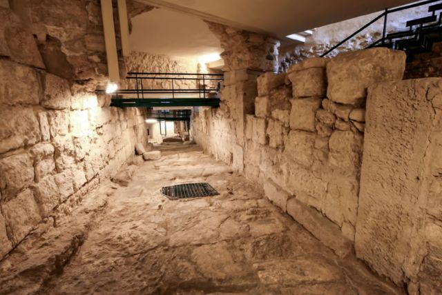 האמפתיאטרון הרומאי בקליארי (Anfiteatro Romano di Cagliari) credit to getyourguide.com