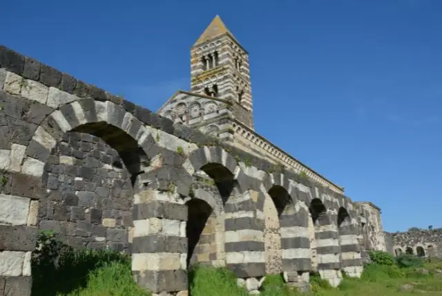 כנסיית סנטיסימה טריניטה - Santissima Trinità di Saccargia ליד סאסארי