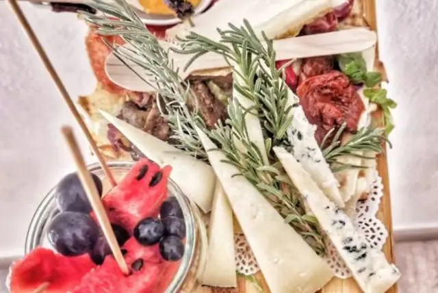 סיור בירה מקומית בקליארי credit to getyourguide.com