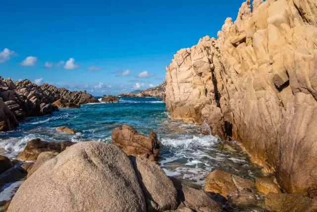 חוף Costa Paradiso ליד סנטה תרזה גאלורה