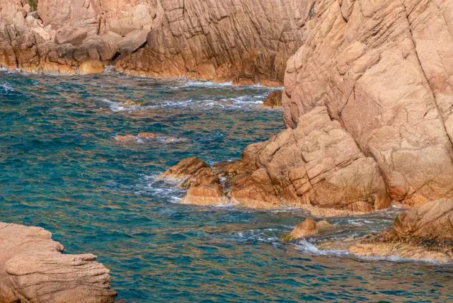 חוף Costa Paradiso ליד סנטה תרזה גאלורה