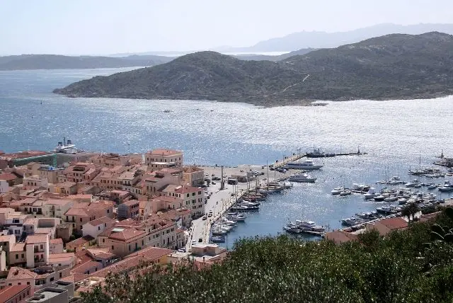 איי המדלנה (La Maddalena) בסרדיניה - ארכיפלג של 60 איים שהם שמורת טבע