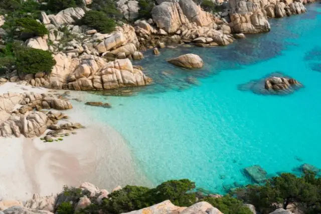 האי קפררה (Caprera) מבין איי המדלנה