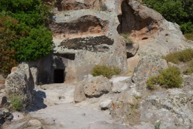 דומוס דה יאנס (Domus de Janas) חדרי קבורה תת-קרקעיים בסרדיניה באיזור פורטו טורס