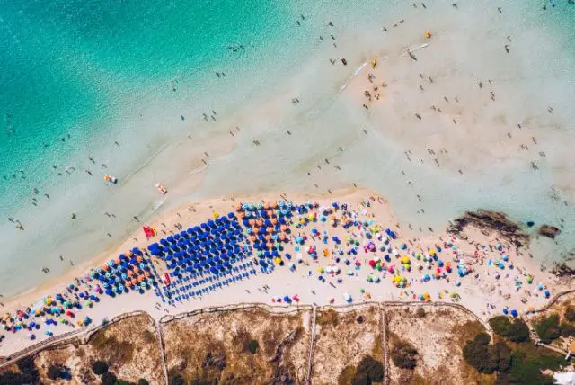 למה החוף פלוסה (Spiaggia de la Pelosa) נחשב לכל כך מפורסם?