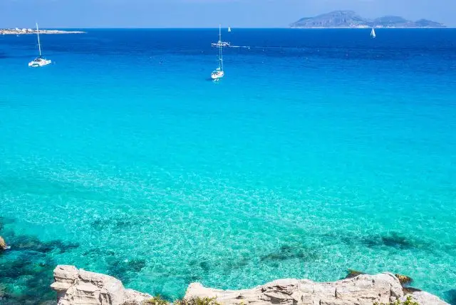 חוף Calla Rossa באי אזינארה בסרדיניה