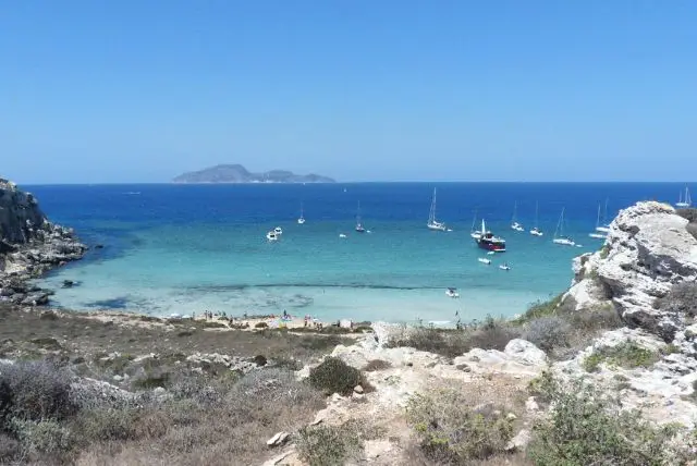 חוף Calla Rossa באי אזינארה בסרדיניה