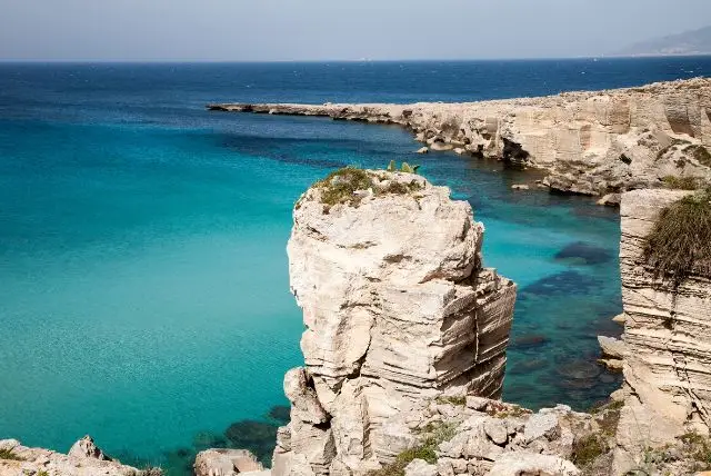 חוף Calla Rossa באי אזינארה בסרדיניה