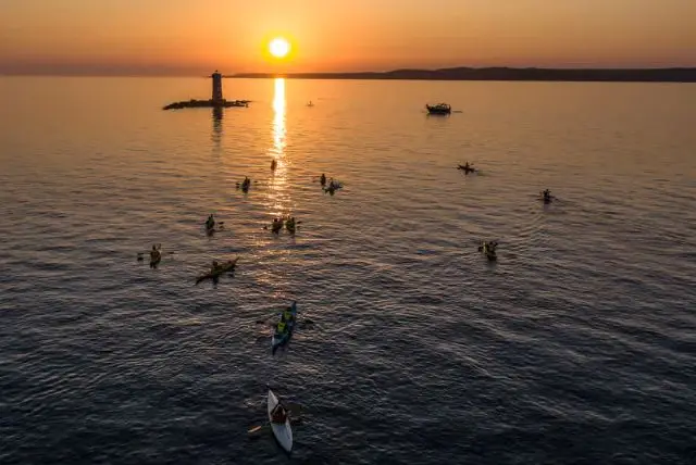 טיול קיאקים בסנט'אנטיוכיו בסרדיניה credit to getyourguide.com