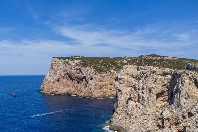 חוף לקפיצה מצוק בסרדיניה - Cala Grotta בסנט'אנטיוכיו
