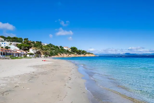 העיירה מאלאדרושיה (Maladroxia) באי סאן אנטיוקו (Isola di Sant’Antiochio) בסרדיניה