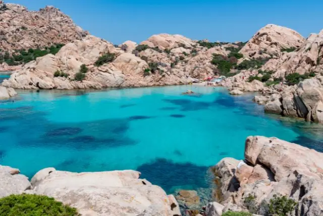 החוף Cala Coticcio באי קפררה