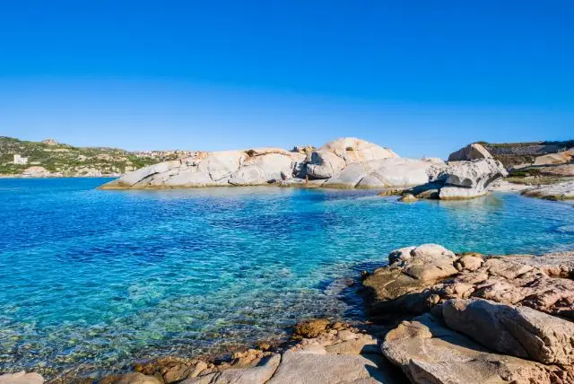 החוף Punta Tegge באי קפררה