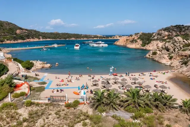 החוף Cala Spalmatore באי קפררה