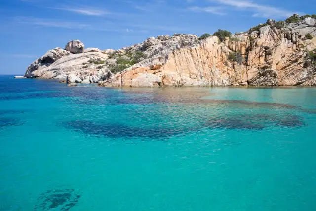 החוף Cala Spalmatore באי קפררה