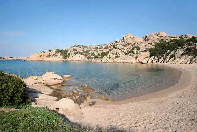 החוף Cala Spalmatore באי קפררה