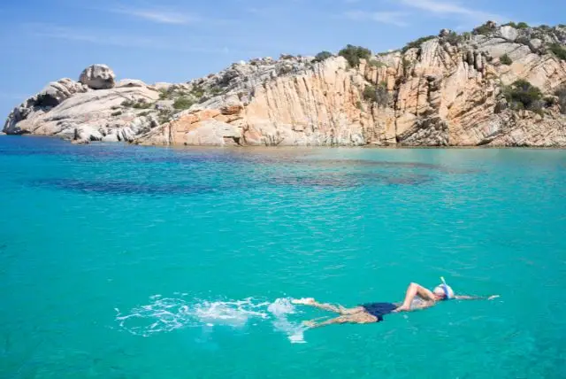 החוף Cala Spalmatore באי קפררה