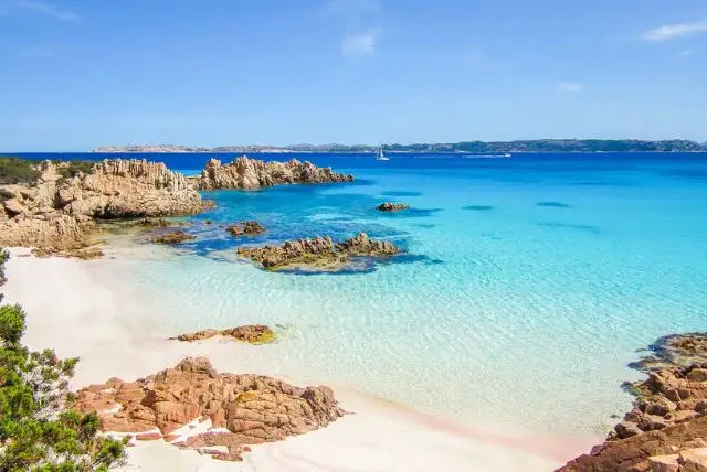 החוף הוורוד (La spiaggia Rosa) בסרדיניה credit to getyourguide.com