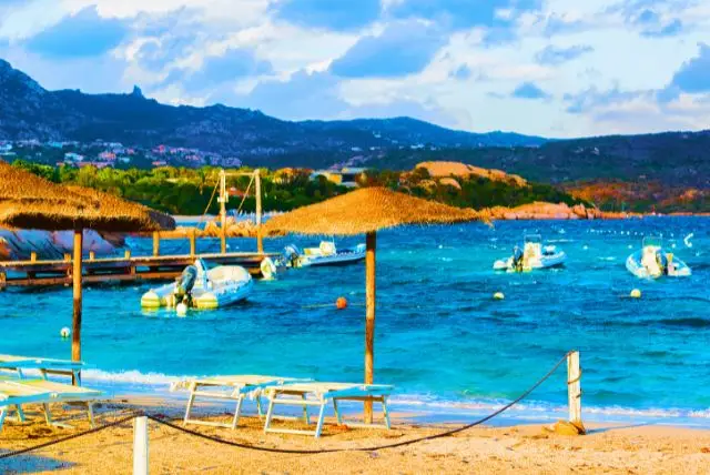 חוף הברקת הנקרא לה קוסטה זמרלדה (La Costa Smeralda) בסרדיניה