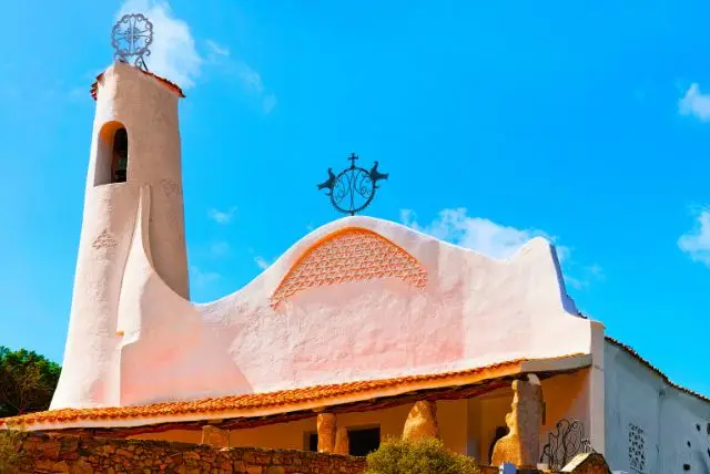 כנסיית סטלה מריס (Stella Maris) בסרדיניה באיזור חוף האיזמרגד