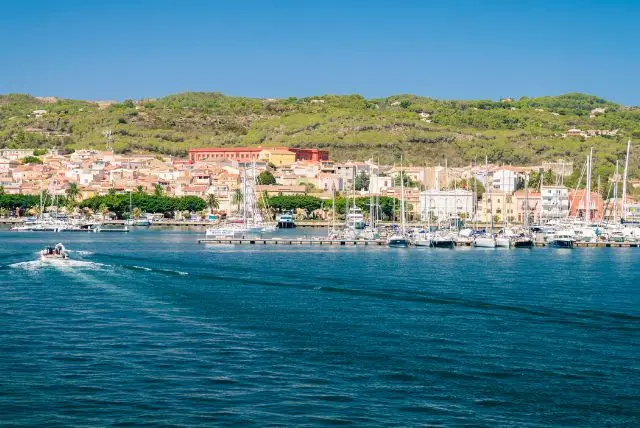 הכפר קרלופורטה (Carloforte) ליד סאן אנטיוקו - נחשב לאחד מהכפרים היפים ביותר באיטליה