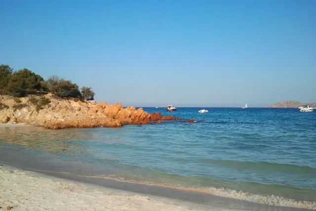 חוף הנסיך (spiaggia del Principe) בסרדיניה באיזור חוף האיזמרגד