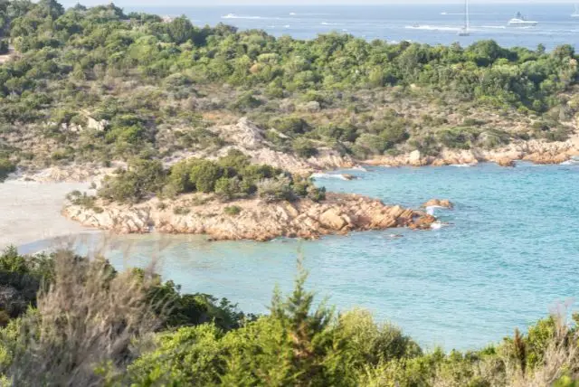 חוף הנסיך (spiaggia del Principe) בסרדיניה באיזור חוף האיזמרגד