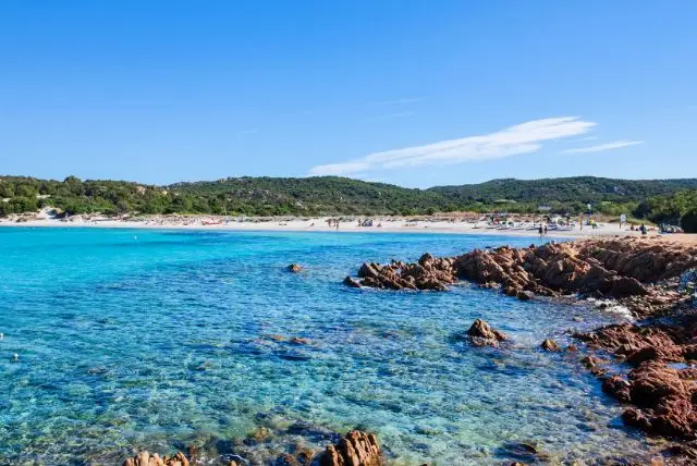 חוף פברה (spiaggia del Pevere) בסרדיניה באיזור חוף האיזמרגד