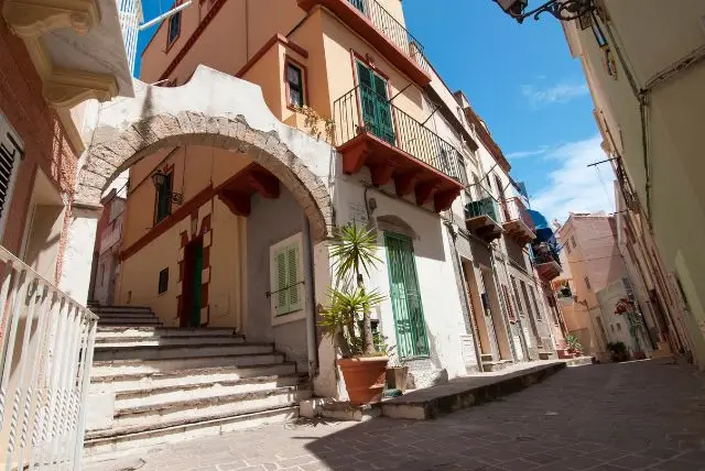 איגלסיאס (Iglesias) הנקראת "עיירת המכרות" של סרדיניה