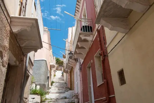 איגלסיאס (Iglesias) הנקראת "עיירת המכרות" של סרדיניה