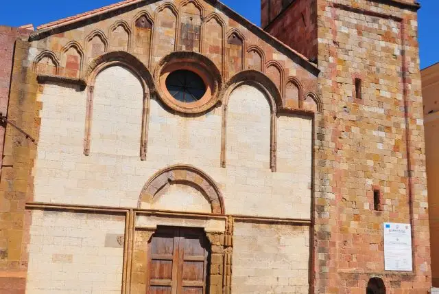 קתדרלת איגלסיאס - כנסיית סנטה קיארה (Santa Chiara)