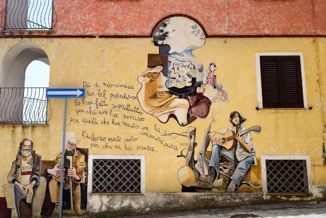 אורגוסולו (Orgosolo) - עיירה בסרדיניה שאסור לפספס