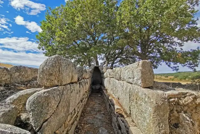 ציורי הקיר של אורגוסולו - מה ואיפה לראות MURALS credit to getyourguide.com