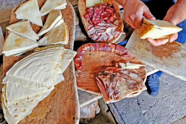 ציורי הקיר של אורגוסולו - מה ואיפה לראות MURALS credit to getyourguide.com